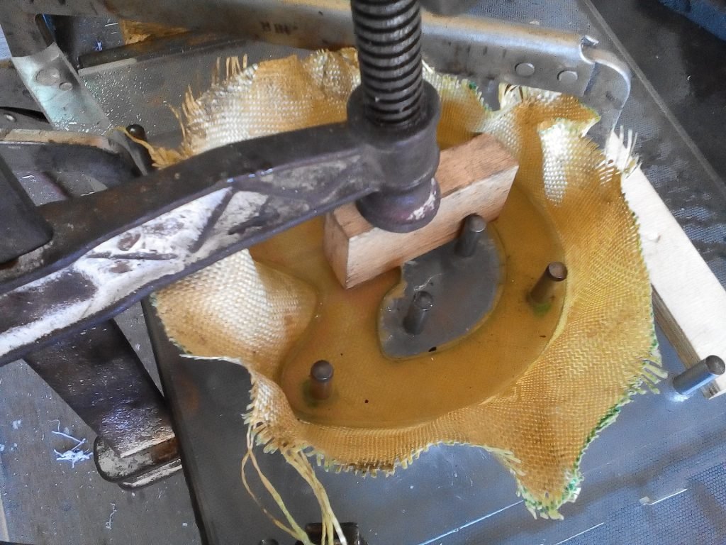 תבנית טלף מחומר מרוכב במהלך הייצור